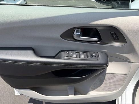 Used 2024 Chrysler Pacifica Touring-L FWD image 7