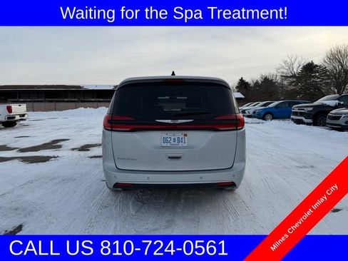 Used 2023 Chrysler Pacifica Touring-L FWD image 2