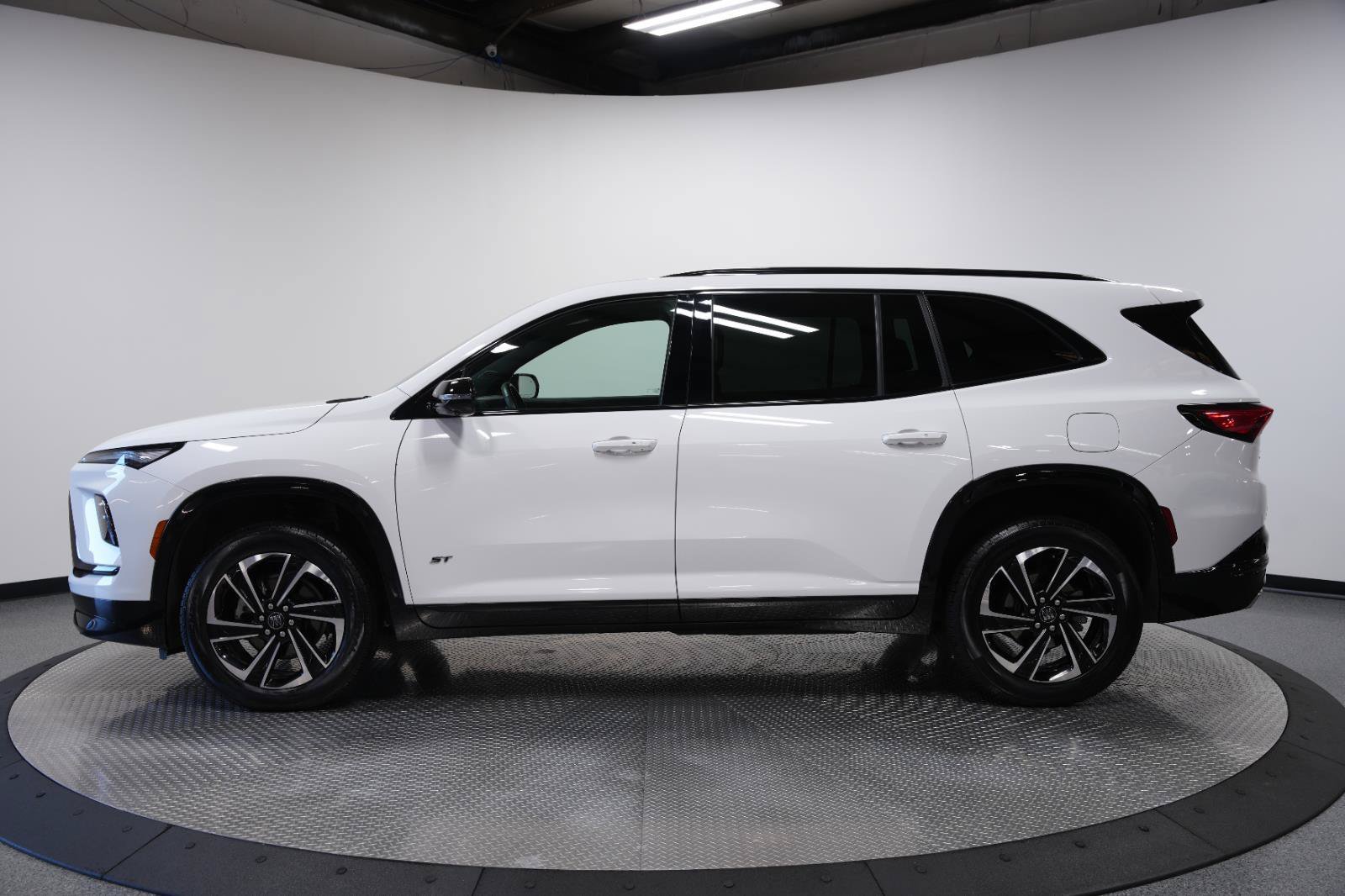 Used 2025 Buick Enclave Sport Touring AWD/4WD image 4