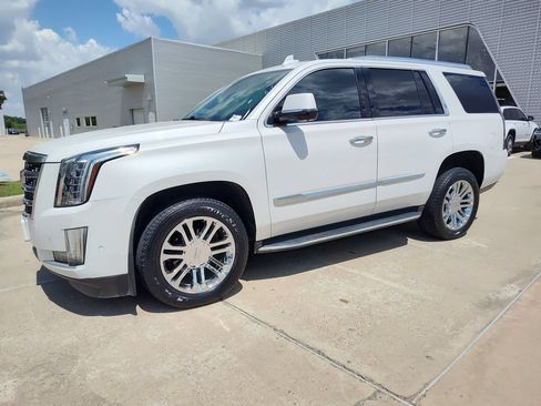 Used 2020 Cadillac Escalade 2WD image 3
