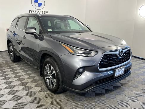 Used 2023 Toyota Highlander XLE AWD/4WD image 1