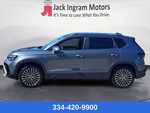 Used 2025 Volkswagen Taos SE w/ Panoramic Sunroof Package image 2