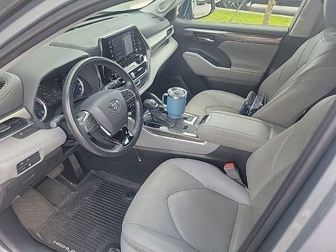 Certified 2021 Toyota Highlander Limited FWD image 5