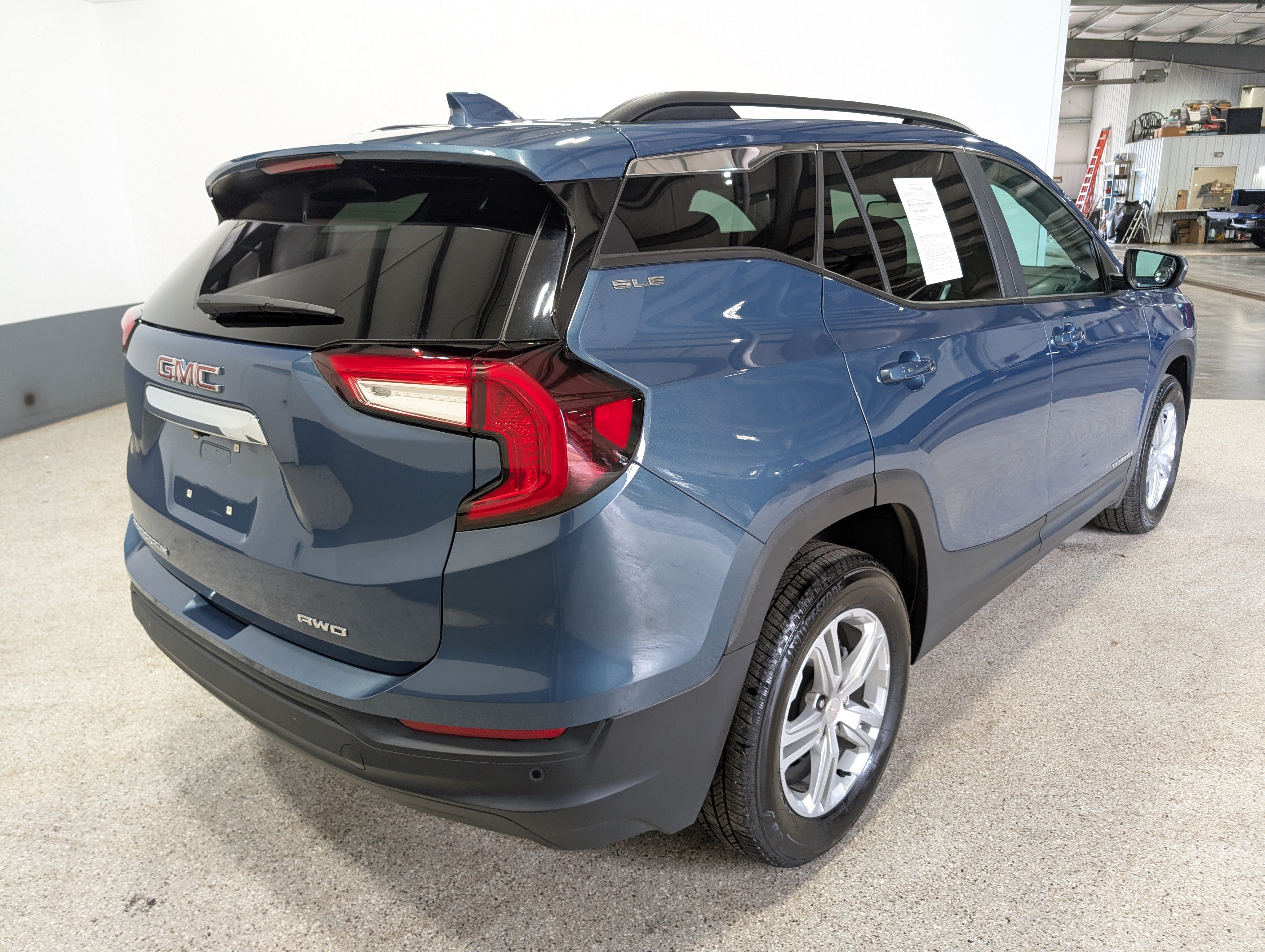 Used 2024 GMC Terrain SLE w/ Driver Convenience Package AWD/4WD image 3