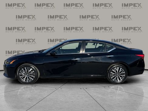 Used 2024 Nissan Altima 2.5 SV image 2