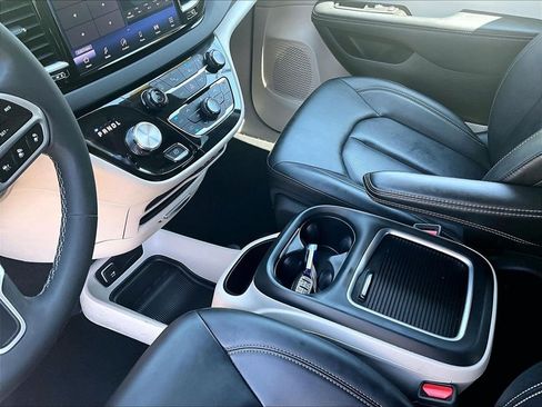 Used 2024 Chrysler Pacifica Touring-L FWD image 21