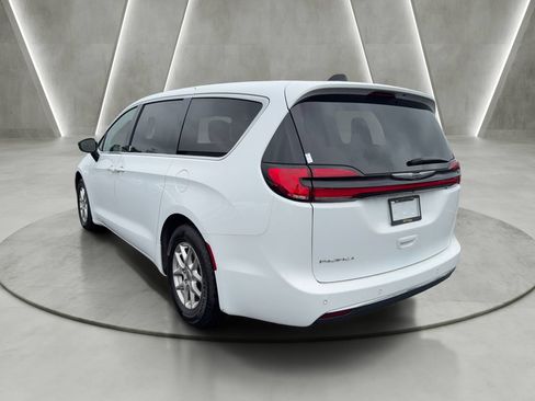 Used 2024 Chrysler Pacifica Touring-L FWD image 3