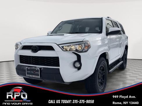 Used 2017 Toyota 4Runner TRD Off-Road image 1