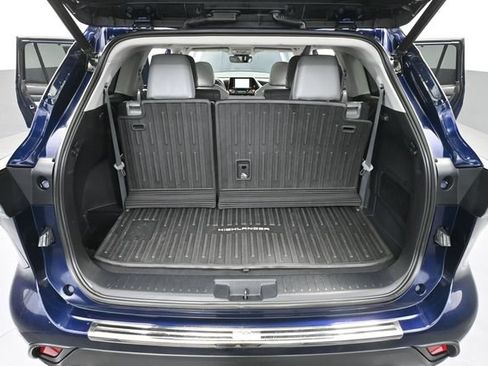 Used 2022 Toyota Highlander XLE AWD/4WD image 42
