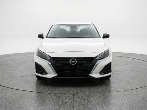 Used 2025 Nissan Altima 2.5 SV FWD image 2
