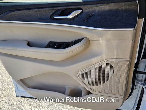 New 2025 Jeep Grand Cherokee Limited image 28