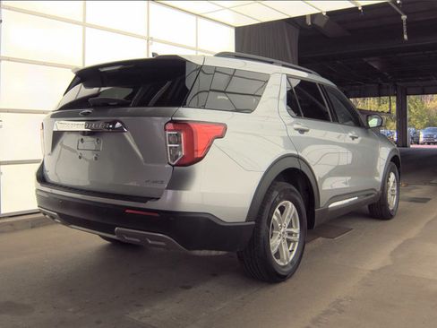 Used 2024 Ford Explorer XLT w/ Equipment Group 202A AWD/4WD image 4