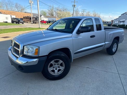 Used 2005 Dodge Dakota SLT image 1