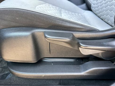 Used 2018 Chevrolet Equinox LS FWD image 13