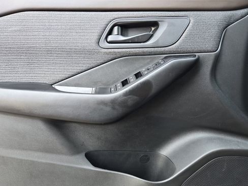 Used 2023 Nissan Rogue S image 19