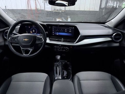 Used 2025 Chevrolet Trax LT w/ LT Convenience Package FWD image 21