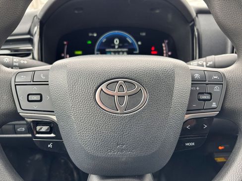 Used 2025 Toyota Camry LE image 28