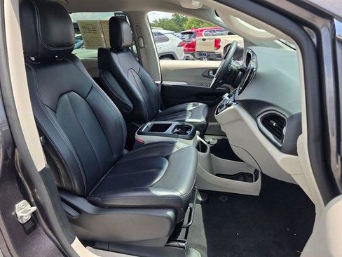 Used 2023 Chrysler Pacifica Touring-L FWD image 17