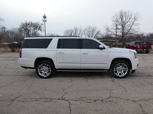 Used 2019 GMC Yukon XL SLT w/ Premium Edition AWD/4WD image 4