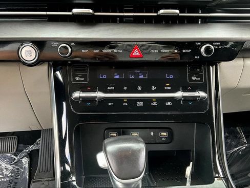 Used 2022 Kia Carnival EX FWD image 15
