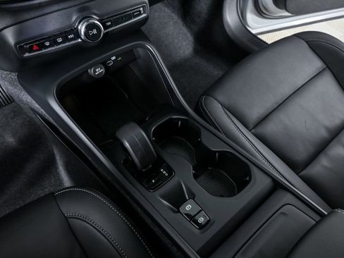 Certified 2025 Volvo XC40 B5 Core image 18