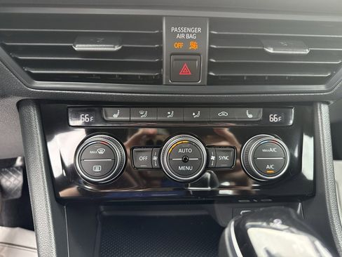 Used 2024 Volkswagen Jetta SE image 8