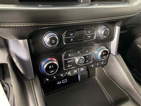 Used 2023 GMC Yukon SLT w/ SLT Luxury Package image 9