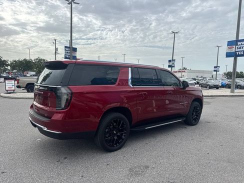 Used 2025 Chevrolet Suburban LT w/ Comfort Package RWD image 4