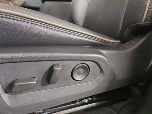 Used 2025 GMC Canyon Denali w/ LPO, Denali Black Edition image 34