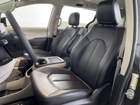 Used 2023 Chrysler Pacifica Touring-L FWD image 12