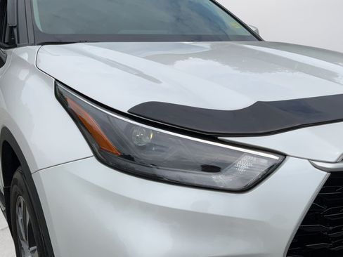 Used 2024 Toyota Highlander XLE FWD image 30