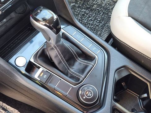 Used 2025 Volkswagen Taos SE image 16