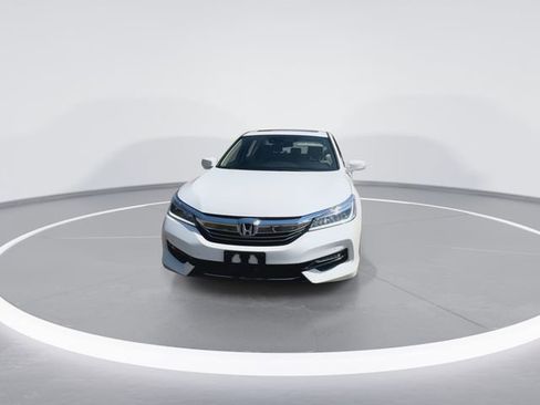 Used 2017 Honda Accord Touring image 3