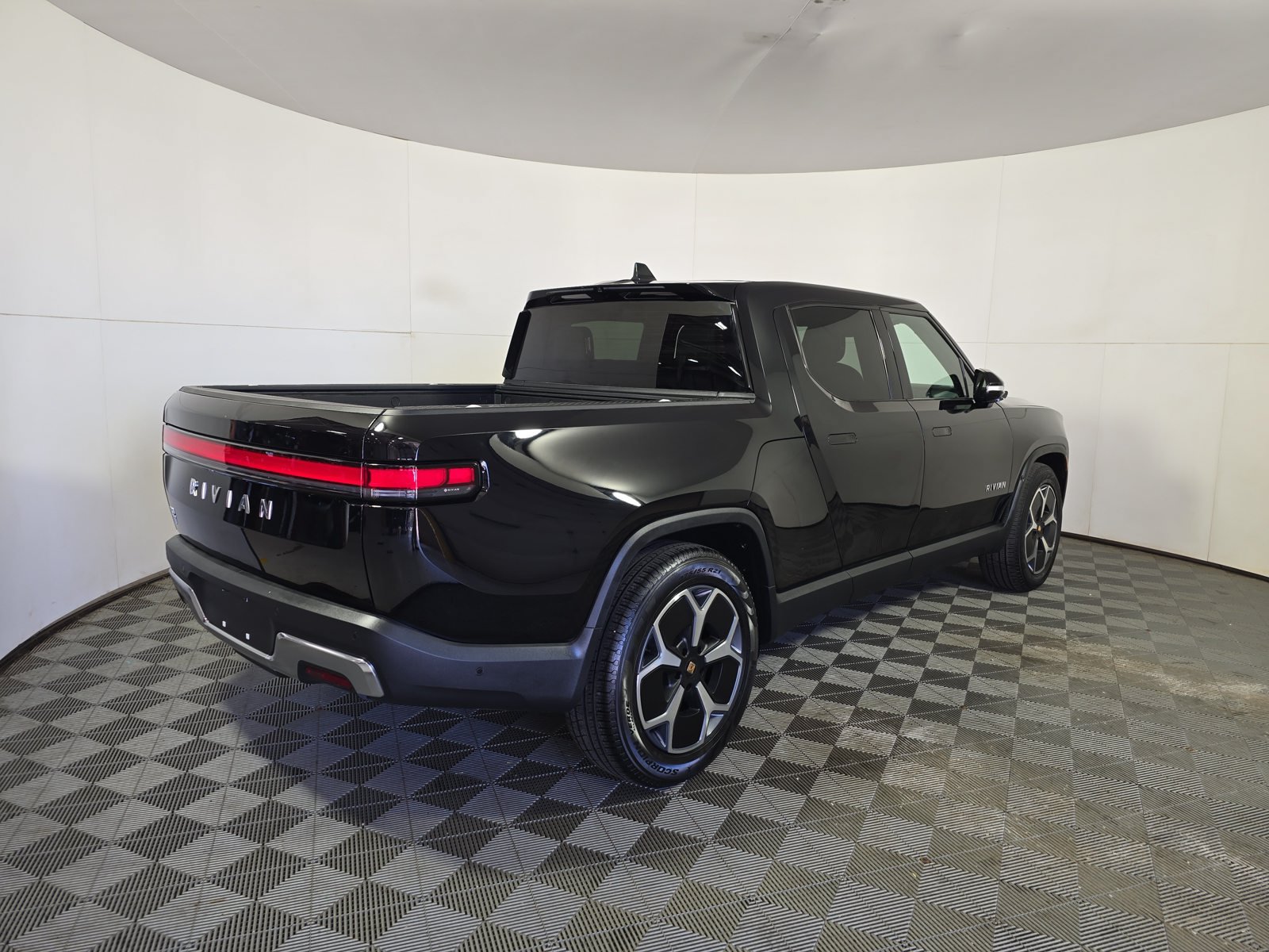 Used 2023 Rivian R1T Adventure Dual AWD/4WD image 5