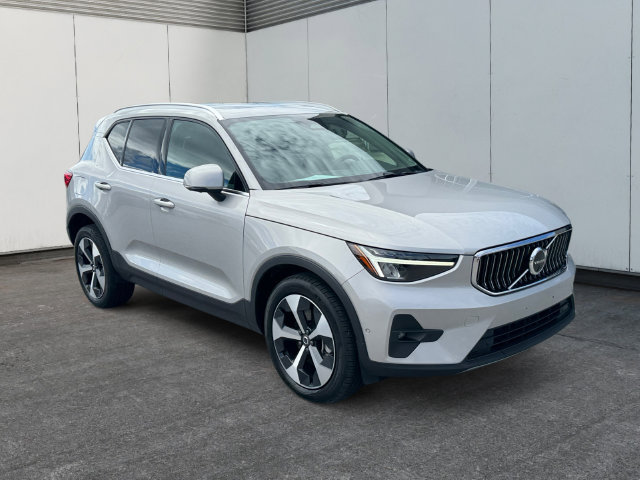 Used 2025 Volvo XC40 B5 Plus AWD/4WD image 7