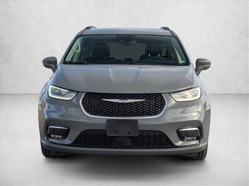 Used 2022 Chrysler Pacifica Touring-L image 2