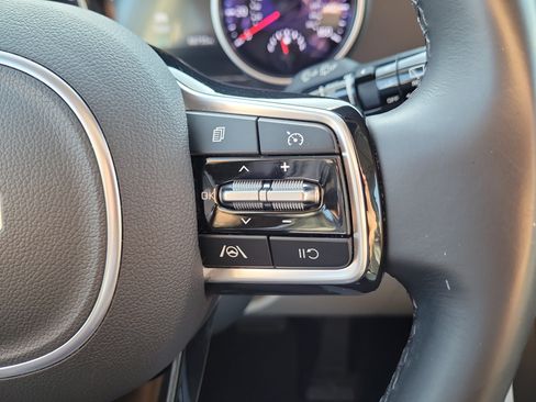 Used 2023 Kia Carnival LX FWD image 26