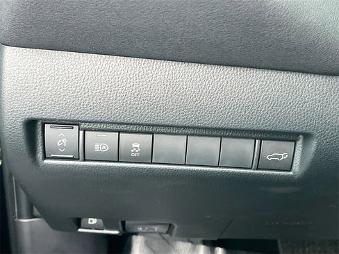 Used 2024 Toyota Venza LE image 10