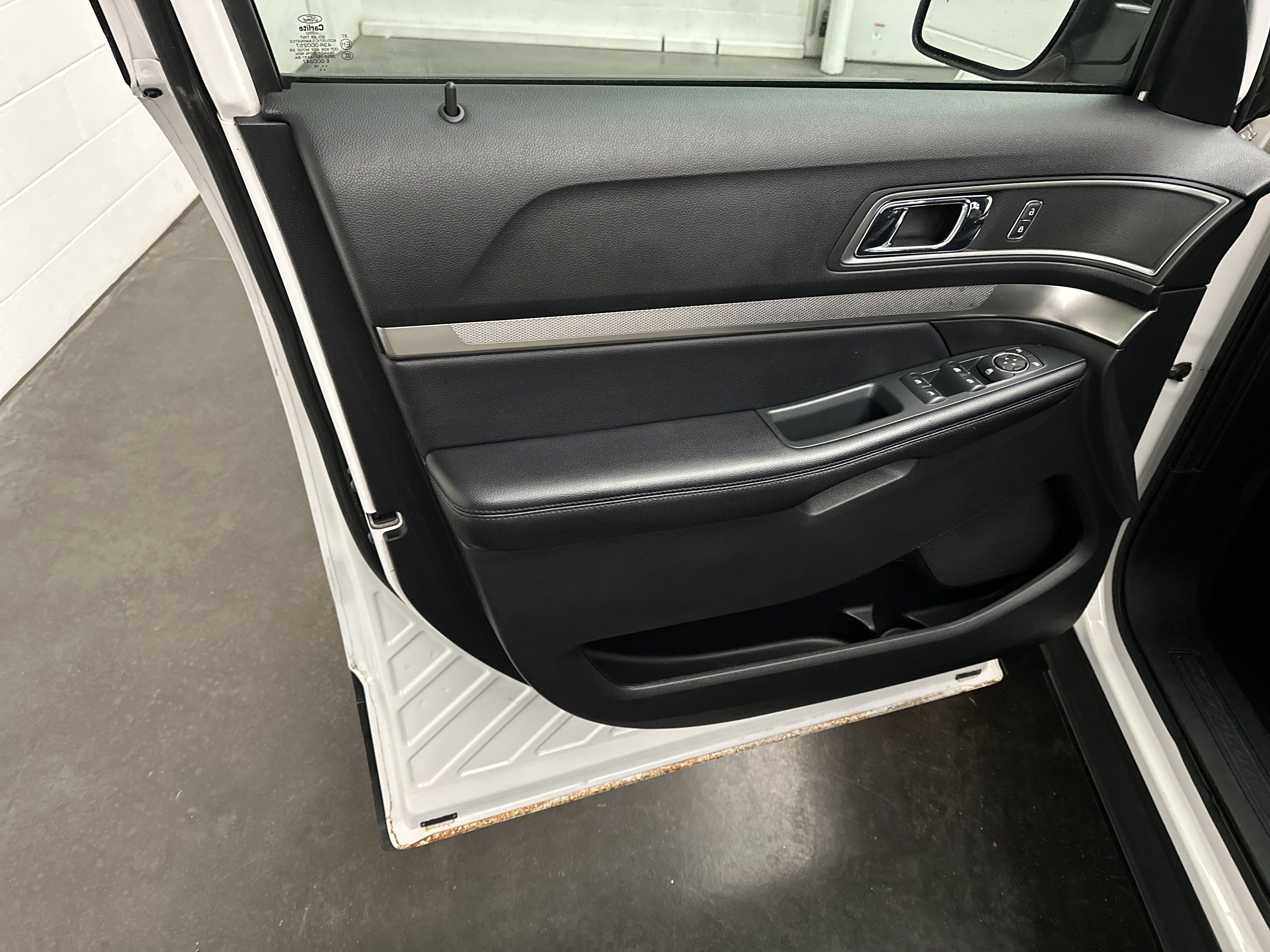 Used 2018 Ford Explorer XLT w/ Equipment Group 202A AWD/4WD image 20