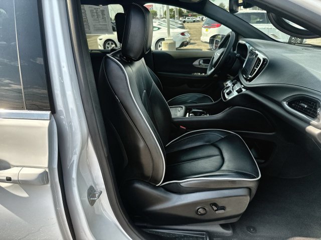 Used 2026 Chrysler Pacifica Limited FWD image 25