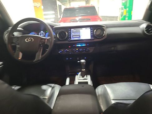 Used 2021 Toyota Tacoma TRD Sport image 7