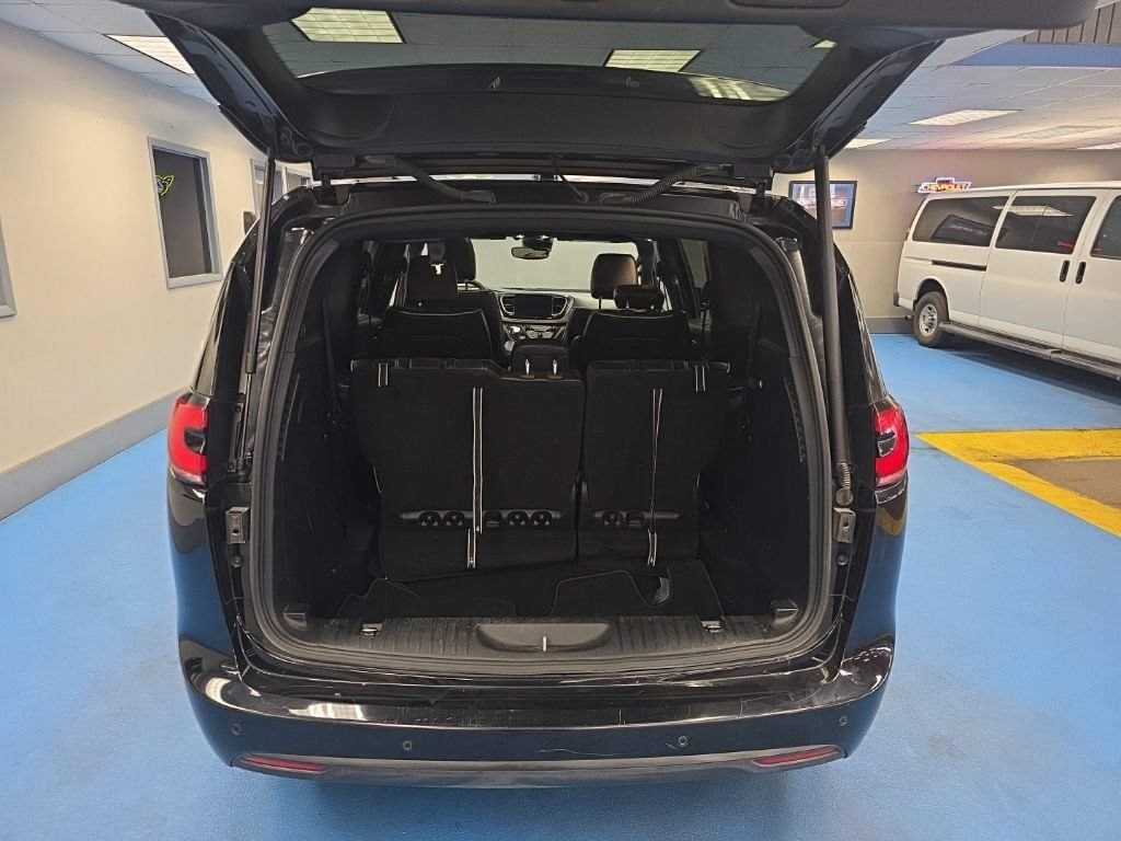 Used 2025 Chrysler Pacifica Limited FWD image 7