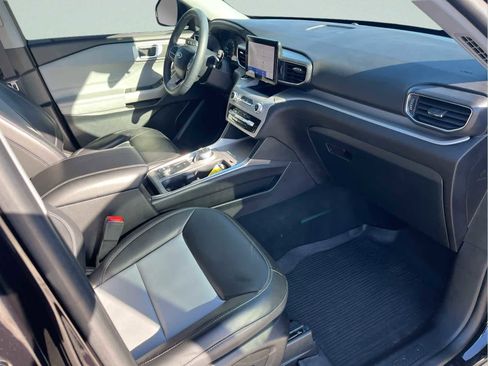 Used 2023 Ford Explorer XLT w/ Equipment Group 202A image 11