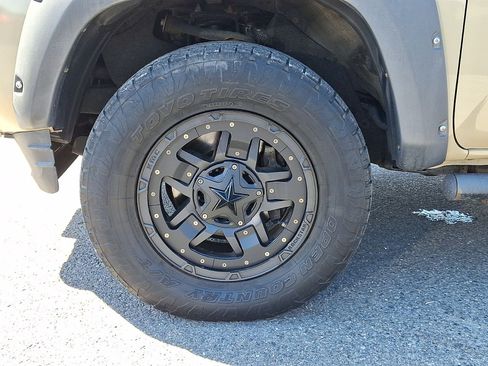 Used 2018 Toyota Tacoma TRD Sport RWD image 16