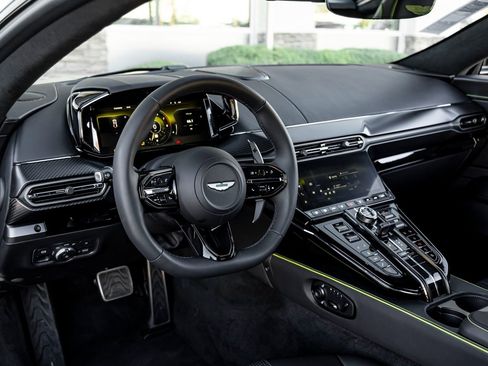 Used 2025 Aston Martin V8 Vantage Coupe image 15