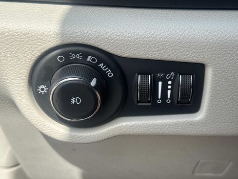 Used 2024 Chrysler Pacifica Touring-L FWD image 22