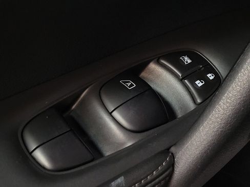 Used 2018 Nissan Rogue SV AWD/4WD image 27