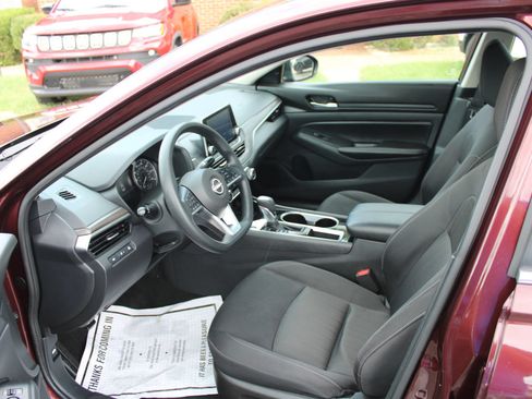 Used 2024 Nissan Altima 2.5 SV FWD image 9