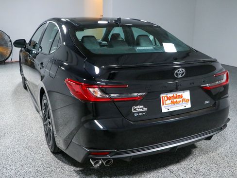 Used 2025 Toyota Camry SE FWD image 9