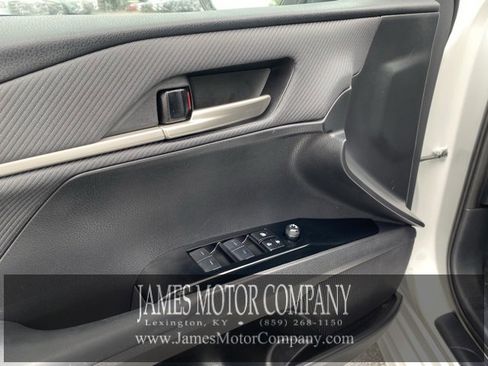 Used 2025 Toyota Camry SE image 11